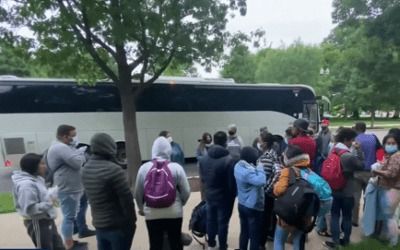 Busing of illegal migrants is continuing under newly-elected Dem Gov. Katie Hobbs, local official says