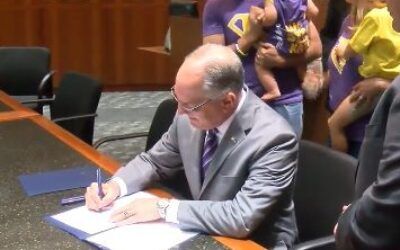 Dem gov signs law restricting kids’ access to sexually explicit books