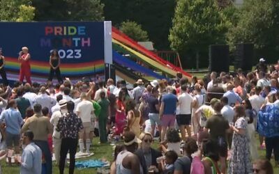 DC parents bring babies, toddlers to drag queen story hour