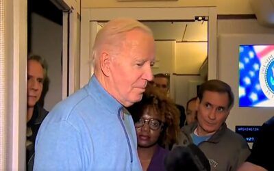 Staff looks terrified as ‘disheveled’ Biden wanders Air Force One mumbling to reporters, snaps at KJP