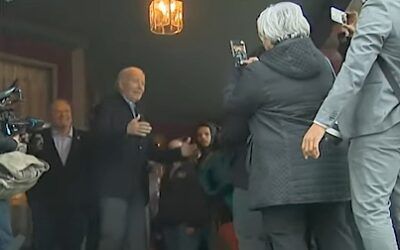 Biden’s army of young staffers frantically SHUT HIM UP in surreal scene when he tries to take questions