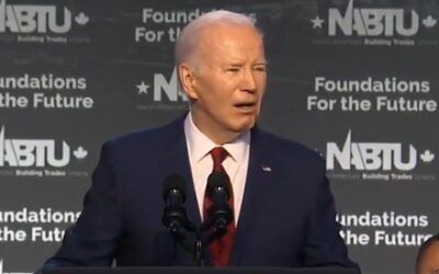 Biden battles teleprompter again, tells really bad jokes about Trump