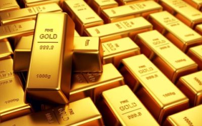 Central banks are hoarding gold like they know something, quietly hedging against the dollar