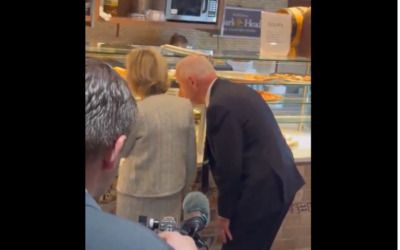 Self-labeled ‘knucklehead’ Walz pretended to have deep thoughts on pizza after debate