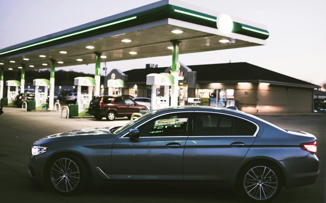 National gas prices drop below $3 a gallon