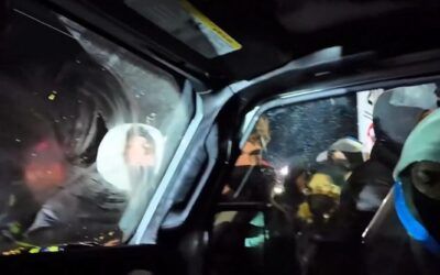 Minneapolis anti-ICE mob surrounds journalist’s vehicle, smashes car windows in chaotic scene