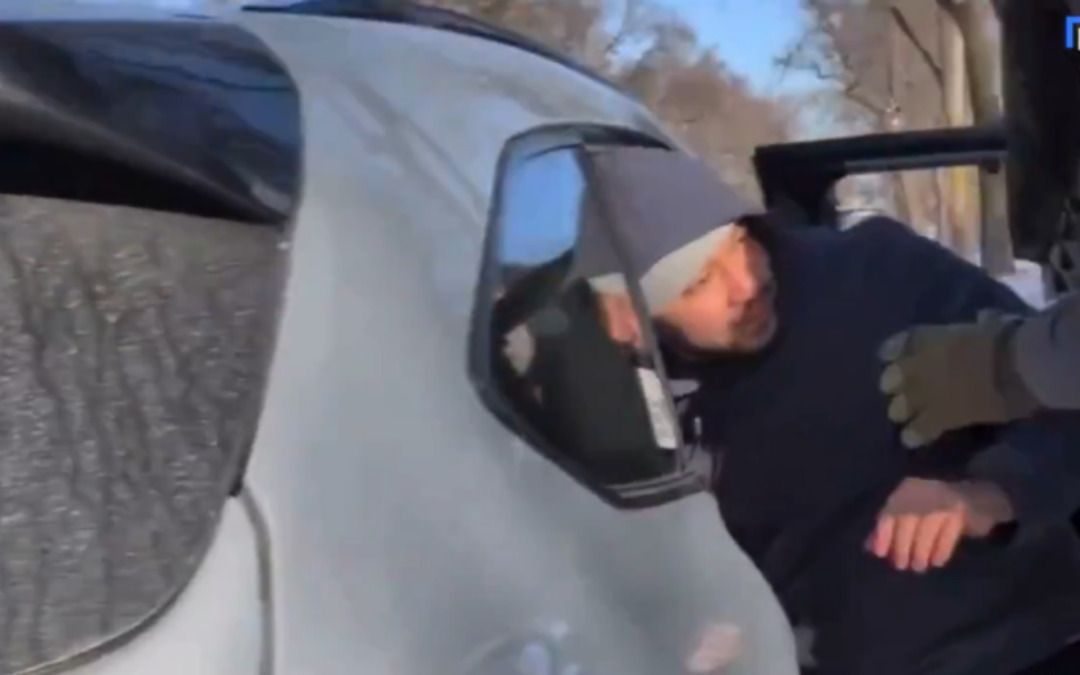 Masked anti-ICE thugs assault reporter at illegal Minneapolis roadblock