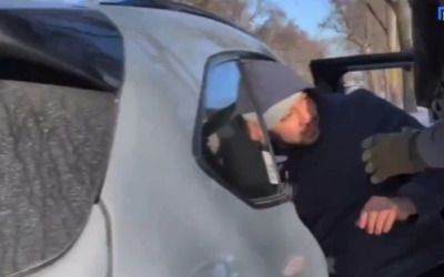Cops tear down anti-ICE road blockade after reporter assaulted