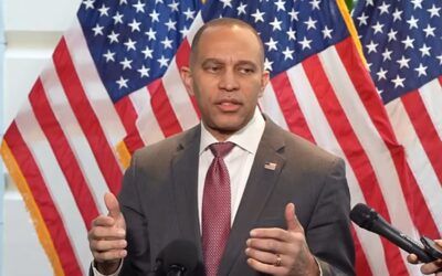 Knicks fans dunk on Hakeem Jeffries over bizarre glam-shot fail