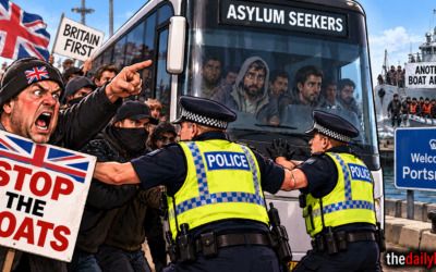 Brits block migrant buses as government brands port protests ‘thuggish’